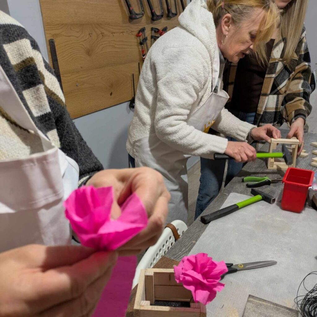 Uczestniczki zajęć majsterkowania wykonują drewniane elementy podczas warsztatów