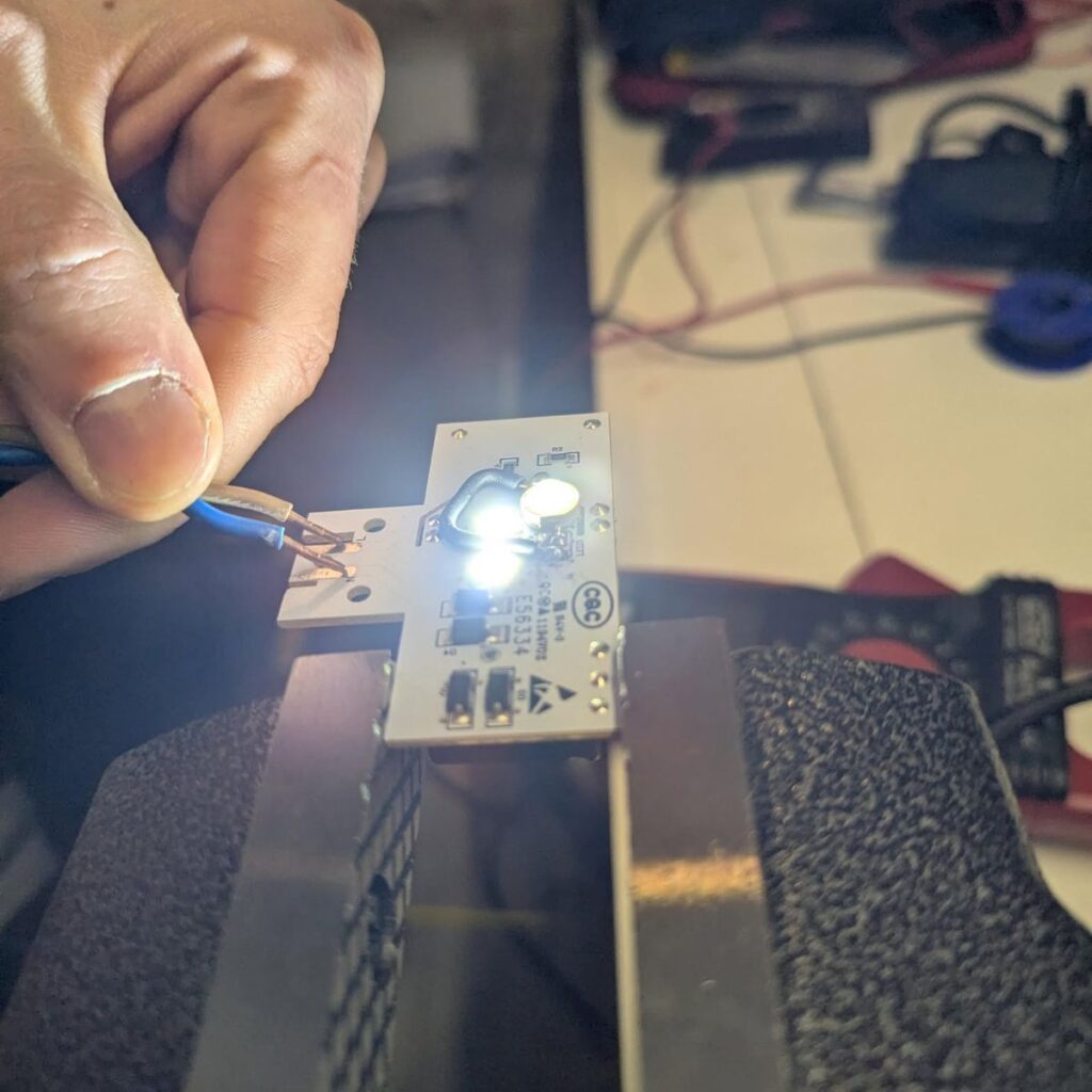 Naprawa elektronicznego układu z diodą LED podczas zajęć technicznych