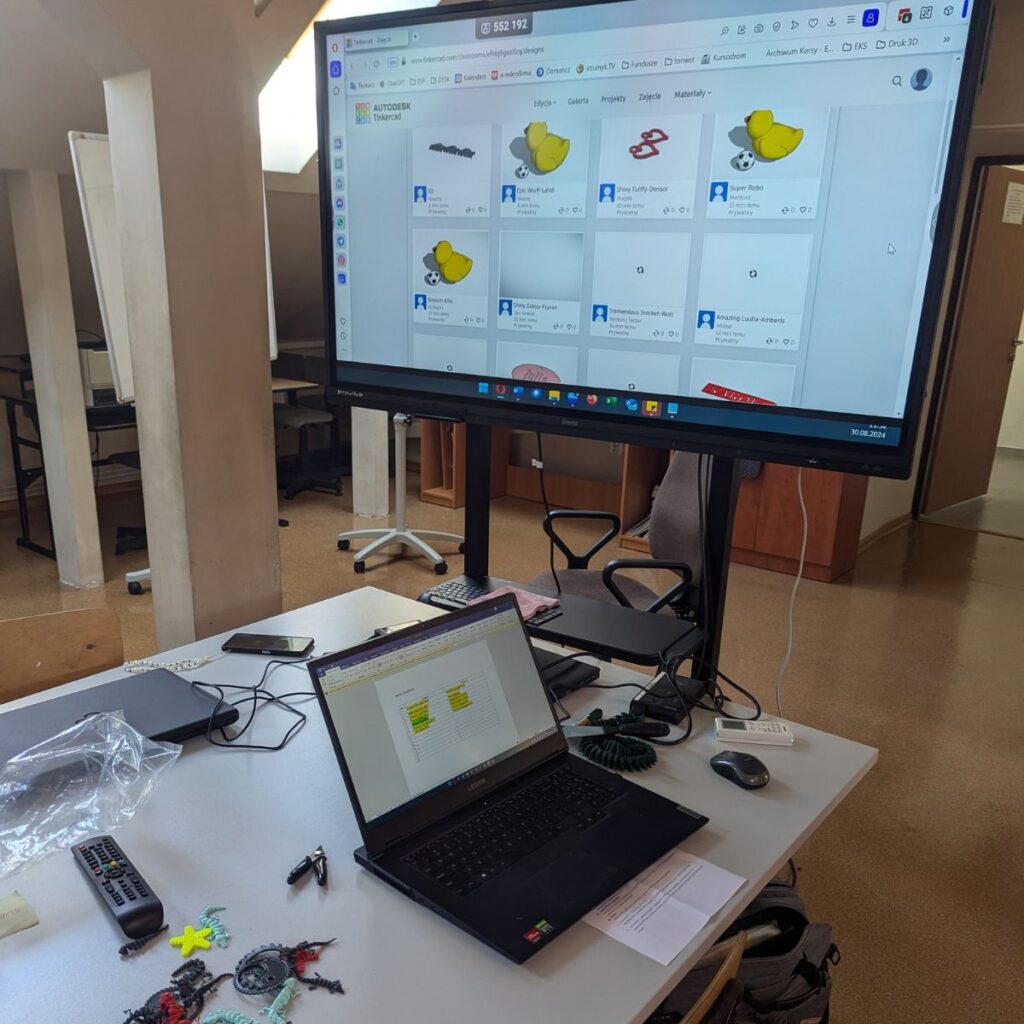 Ekran z projektami modeli 3D wyświetlony podczas zajęć z modelowania