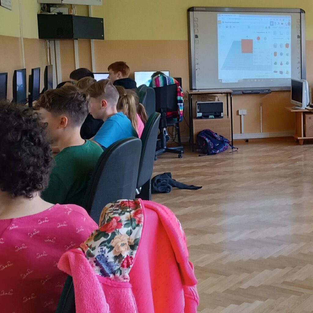 Uczniowie pracują przy komputerach podczas warsztatów modelowania 3D