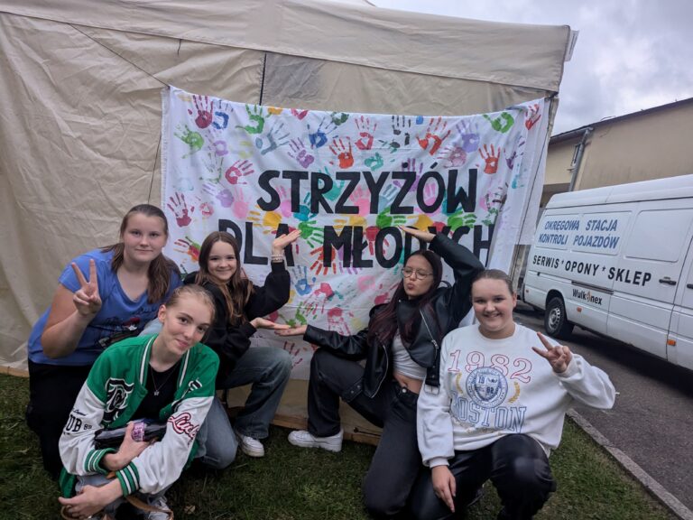 Młodzież biorąca udział w projekcie Strzyżów dla Młodych podczas wydarzenia integracyjnego.