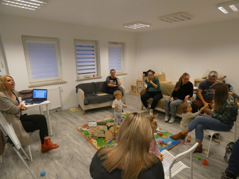 Rodzice biorący udział w projekcie Szkoła Świadomego Rodzicielstwa podczas zajęć edukacyjnych.