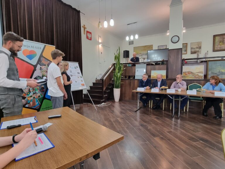 Młodzież prezentująca swój projekt w ramach inicjatywy Debiuty w partycypacji.