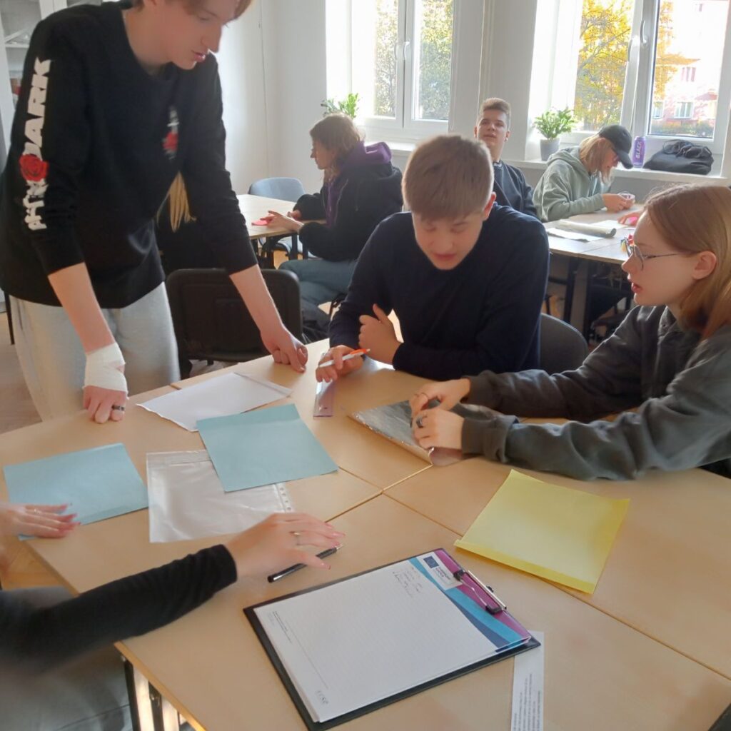 Uczniowie pracują w grupie nad zadaniem podczas warsztatów projektu WSPÓŁdziałaMY