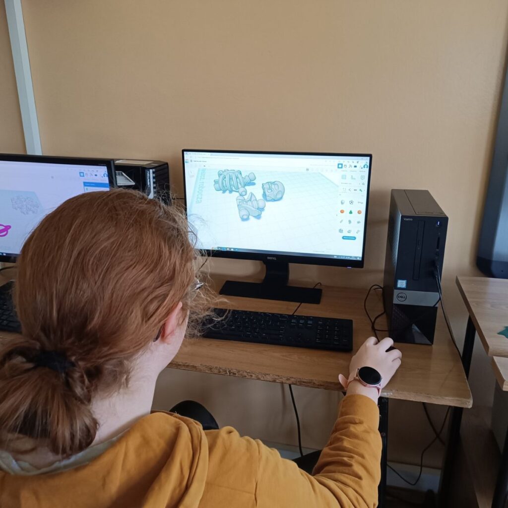 Projekt Modelowanie i Drukowanie 3D – uczestniczka zajęć projektuje model 3D w programie komputerowym