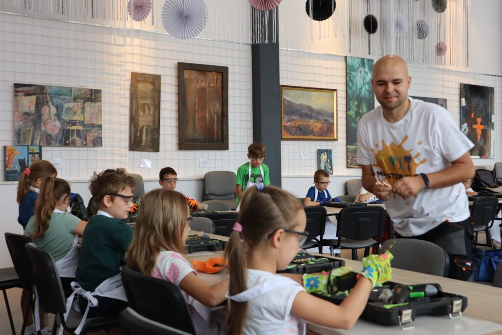 Dzieci podczas zajęć Majster Klub pracują pod opieką prowadzącego