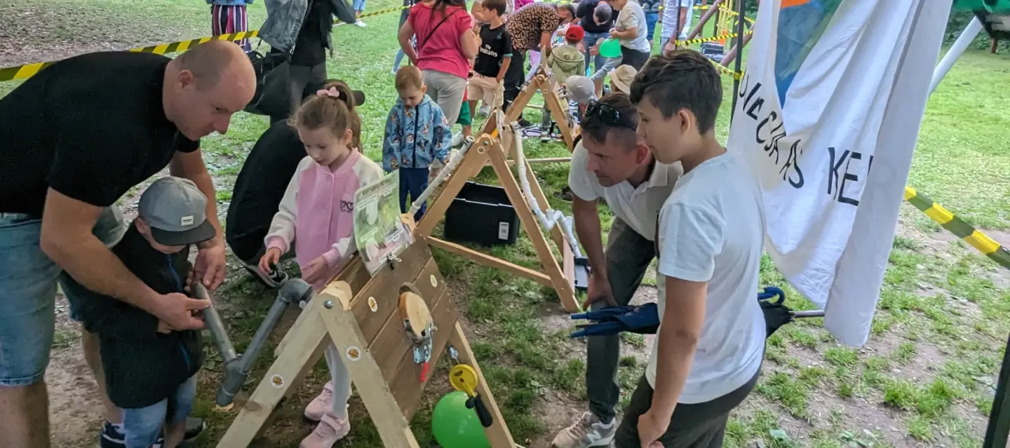 Dzieci i dorośli podczas plenerowych warsztatów technicznych Majster Klub