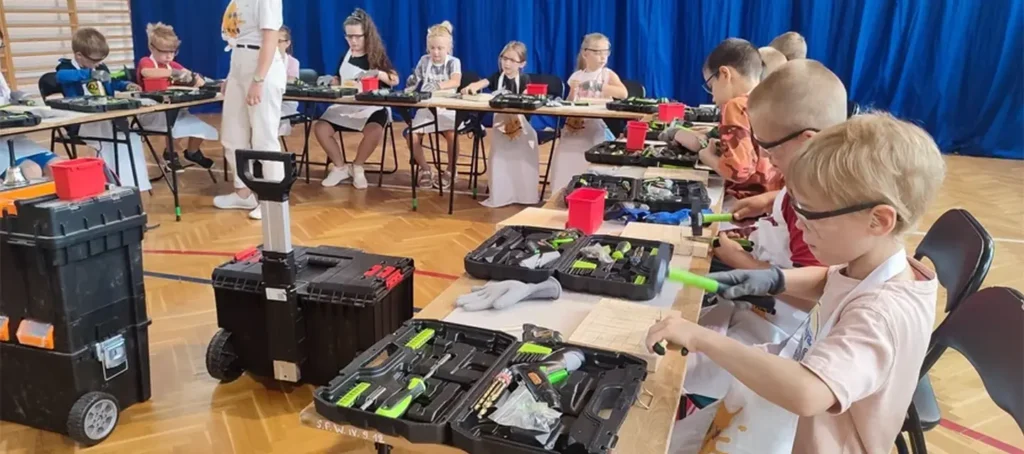 Uczestnicy grupy zorganizowanej pracują z narzędziami podczas warsztatów Majster Klub