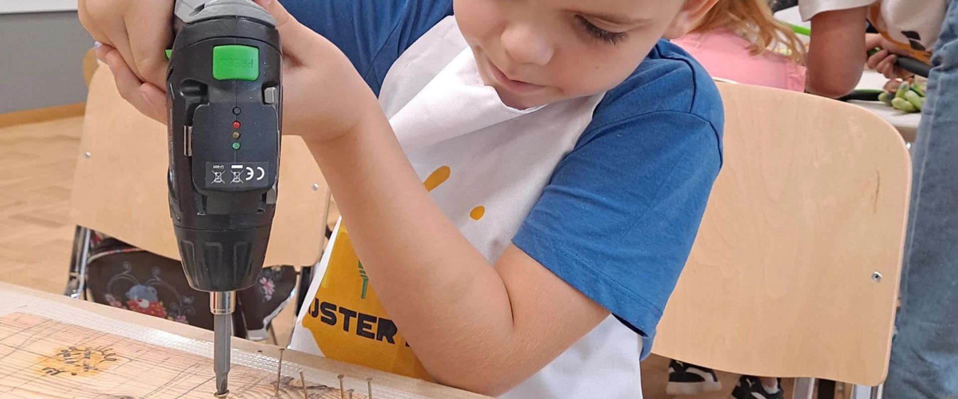 Warsztaty Majster Klub – dziecko pracujące z narzędziami